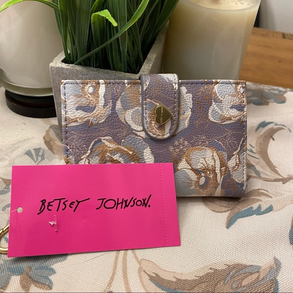 Betsey Johnson Handbags - 🔥⬇️ NWT Betsey Johnson XO Leah Card Case w/Key Grey/White